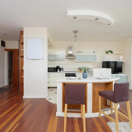 Cozy With Terrace Near Zachodnia By Renters شقة *