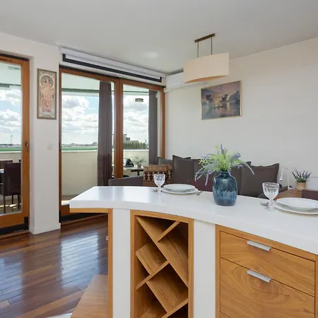 Cozy With Terrace Near Zachodnia By Renters شقة *